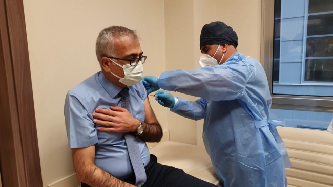 Adıyaman’da sağlık çalışanlarına aşı vuruluyor